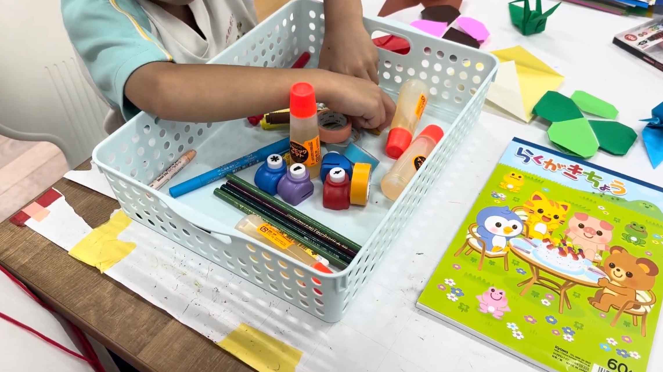 手と耳を使ったゲームで子供たちが遊んでいる様子