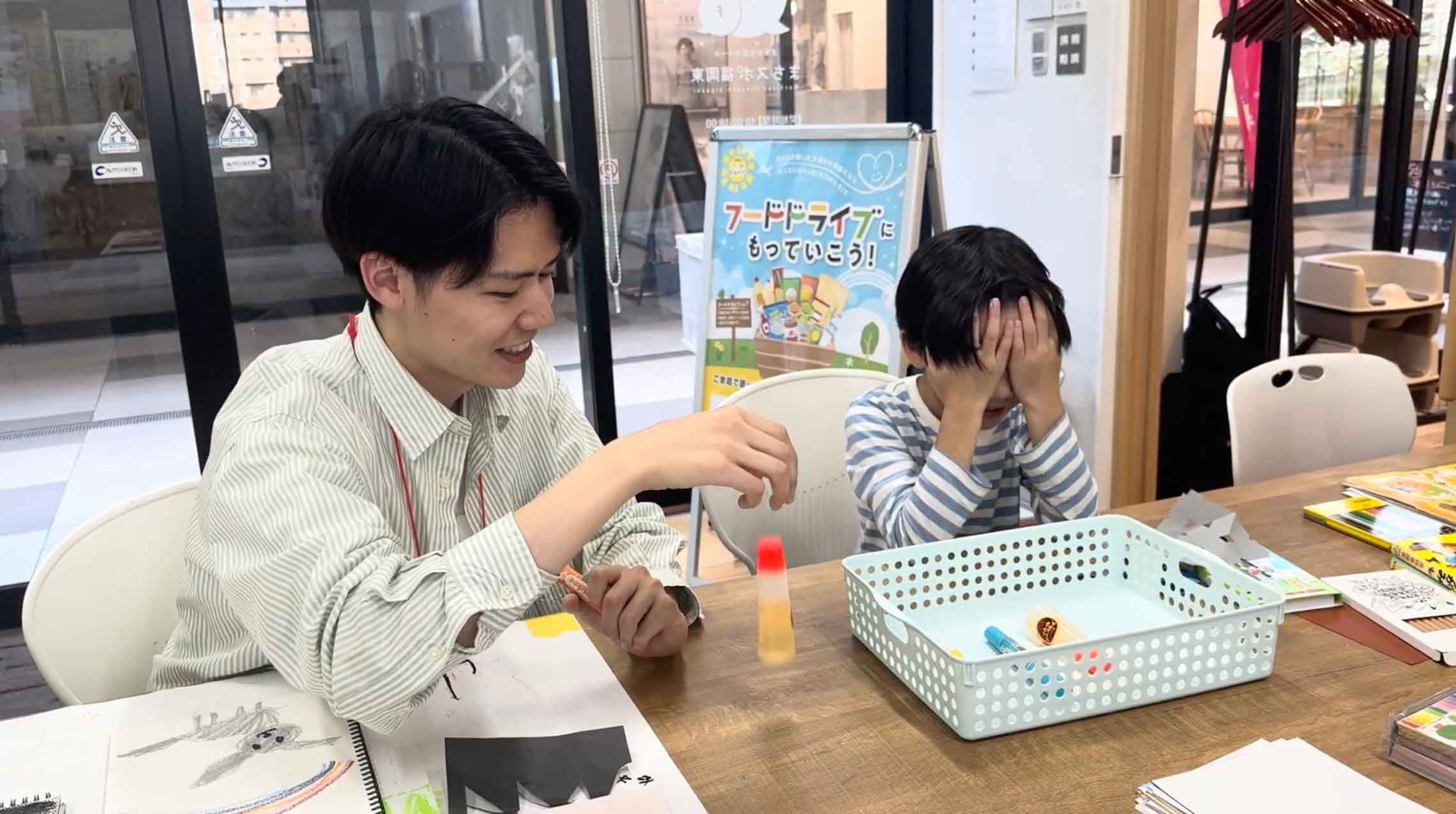 手と耳を使ったゲームで子供たちが遊んでいる様子