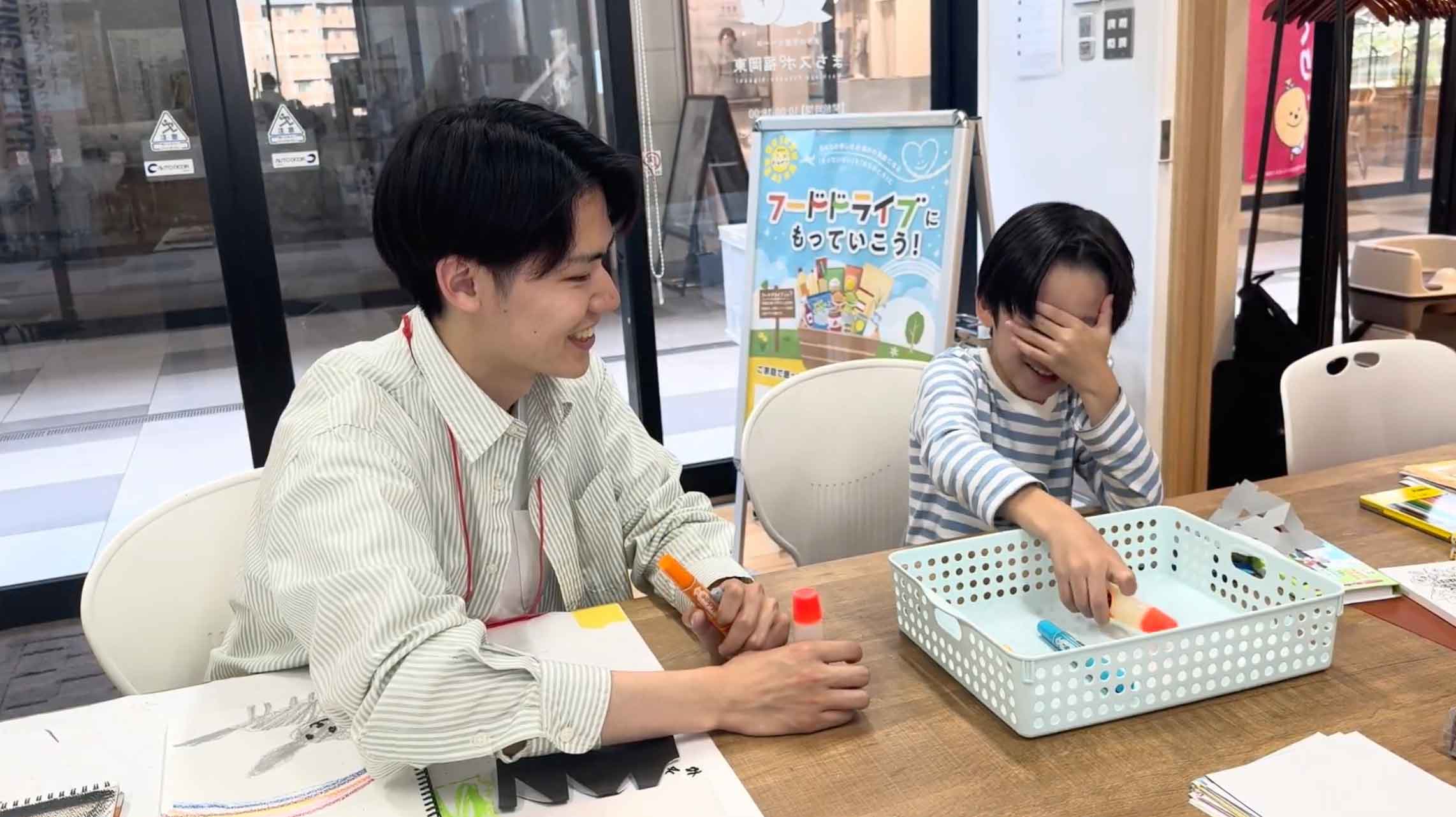 手と耳を使ったゲームで子供たちが遊んでいる様子