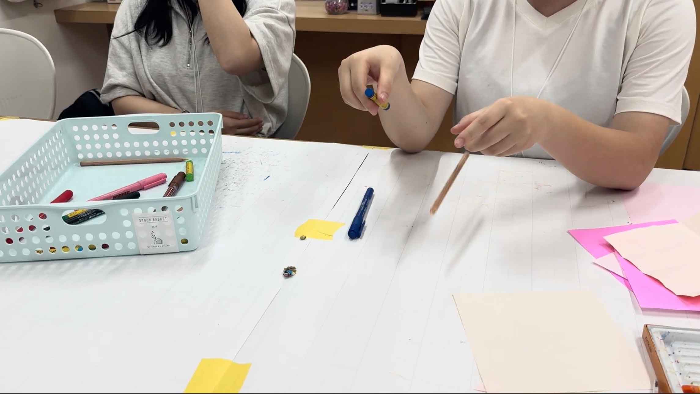 手と耳を使ったゲームで子供たちが遊んでいる様子