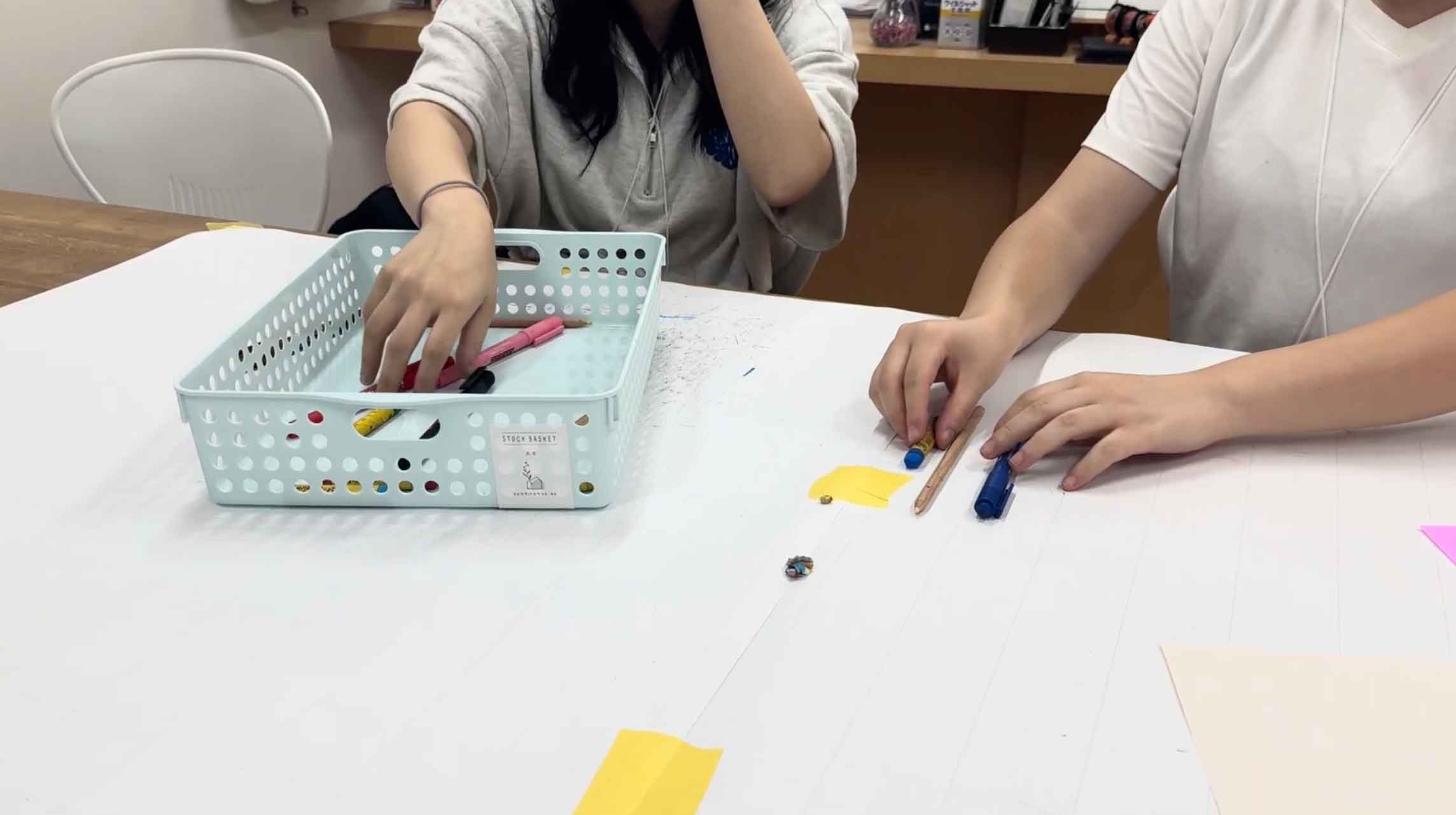 手と耳を使ったゲームで子供たちが遊んでいる様子