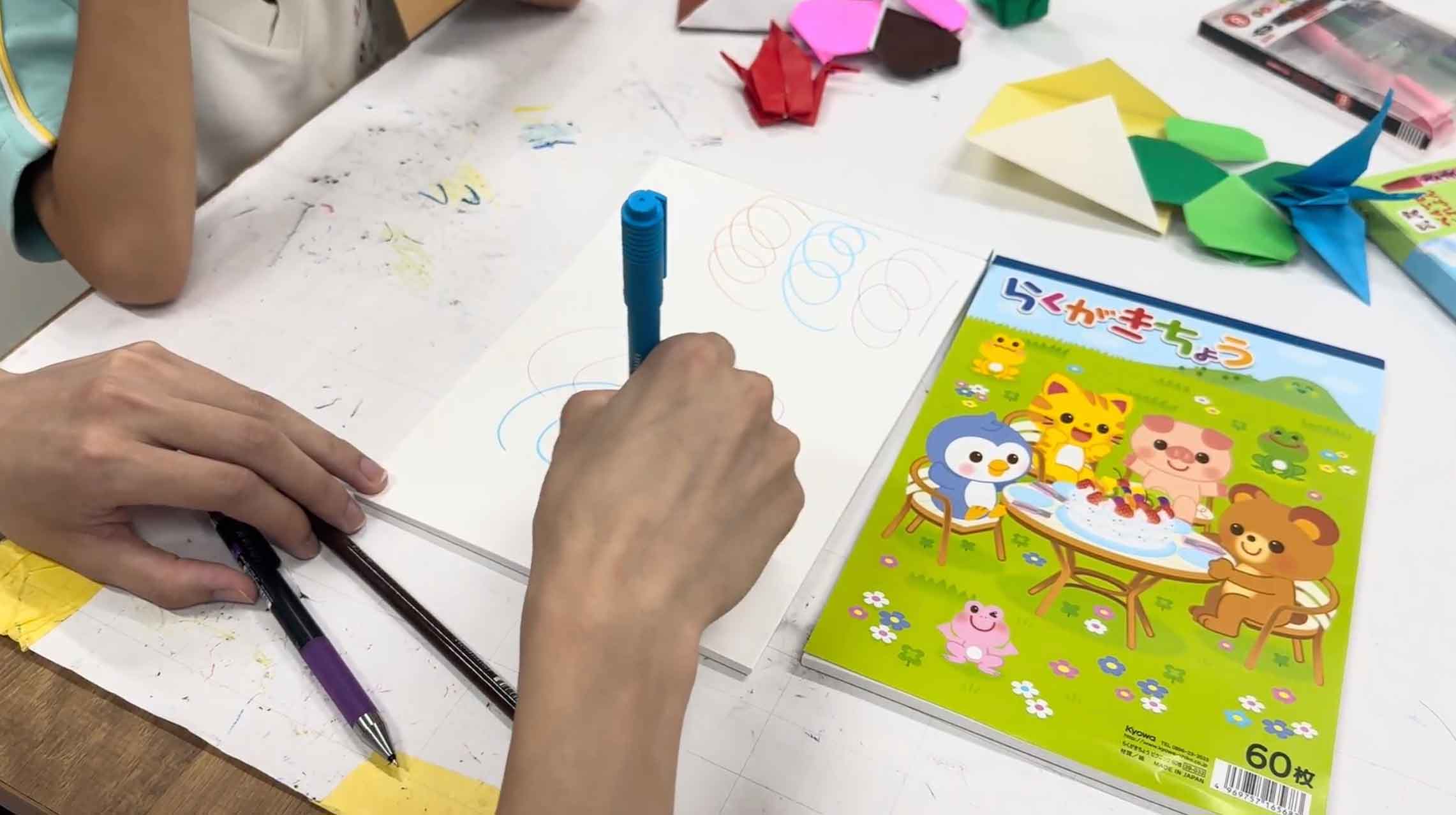 手と耳を使ったゲームで子供たちが遊んでいる様子