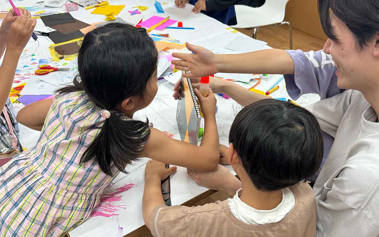 手と耳を使ったゲームで子供たちが遊んでいる様子